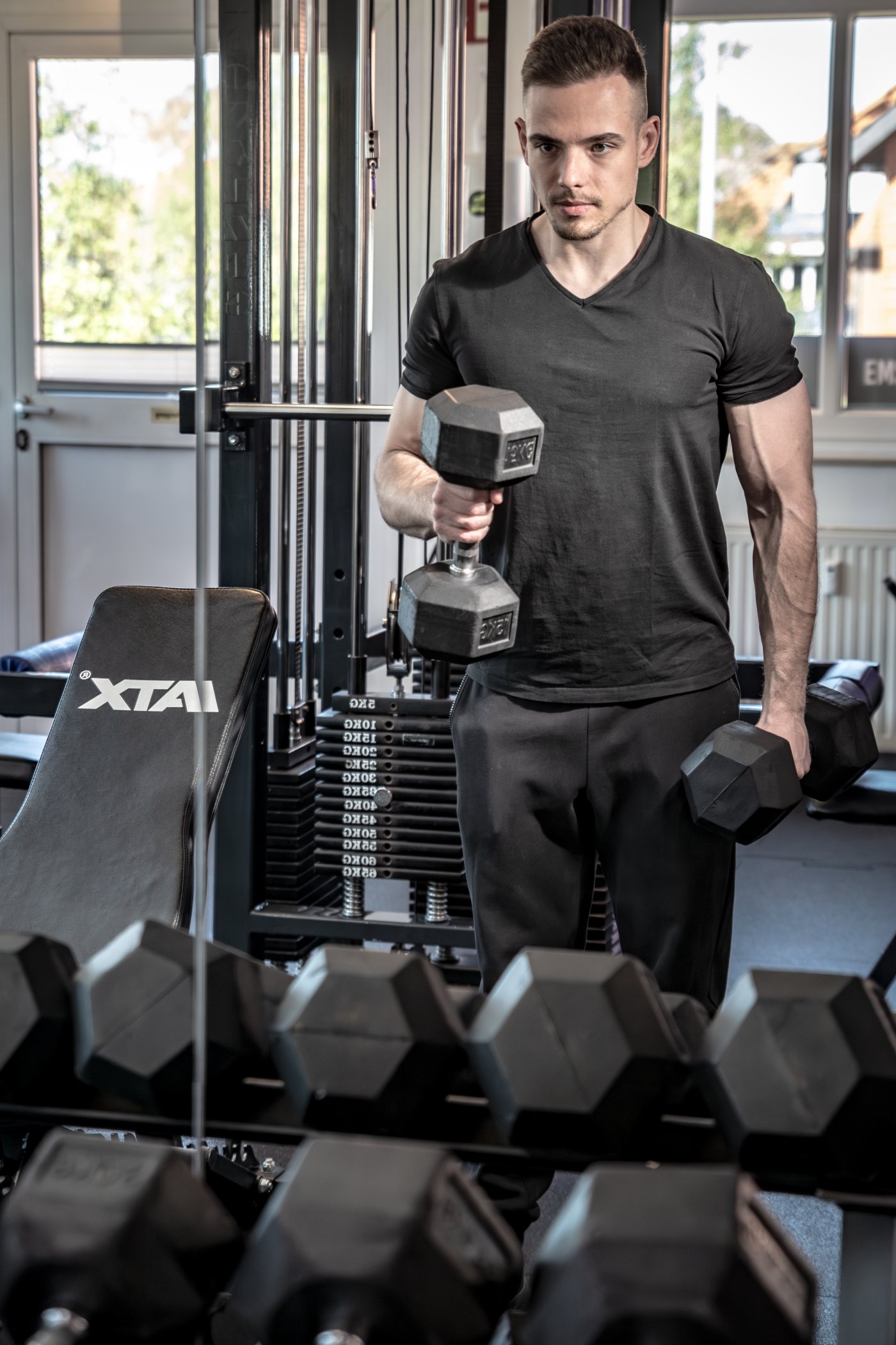 Daniel Janetzki beim Hanteltraining im Fitnessstudio